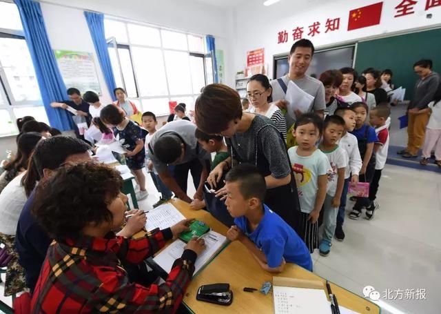 呼和浩特幼升小家长雨中彻夜排队 竟是因为一句谣言!
