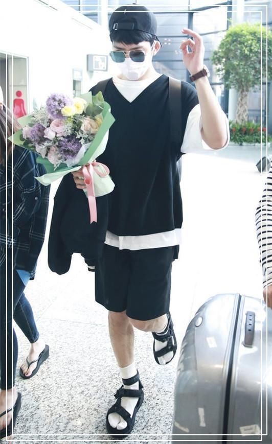 井柏然现身机场，大T配格裙时髦到飞起，可看到手上的戒指心碎了