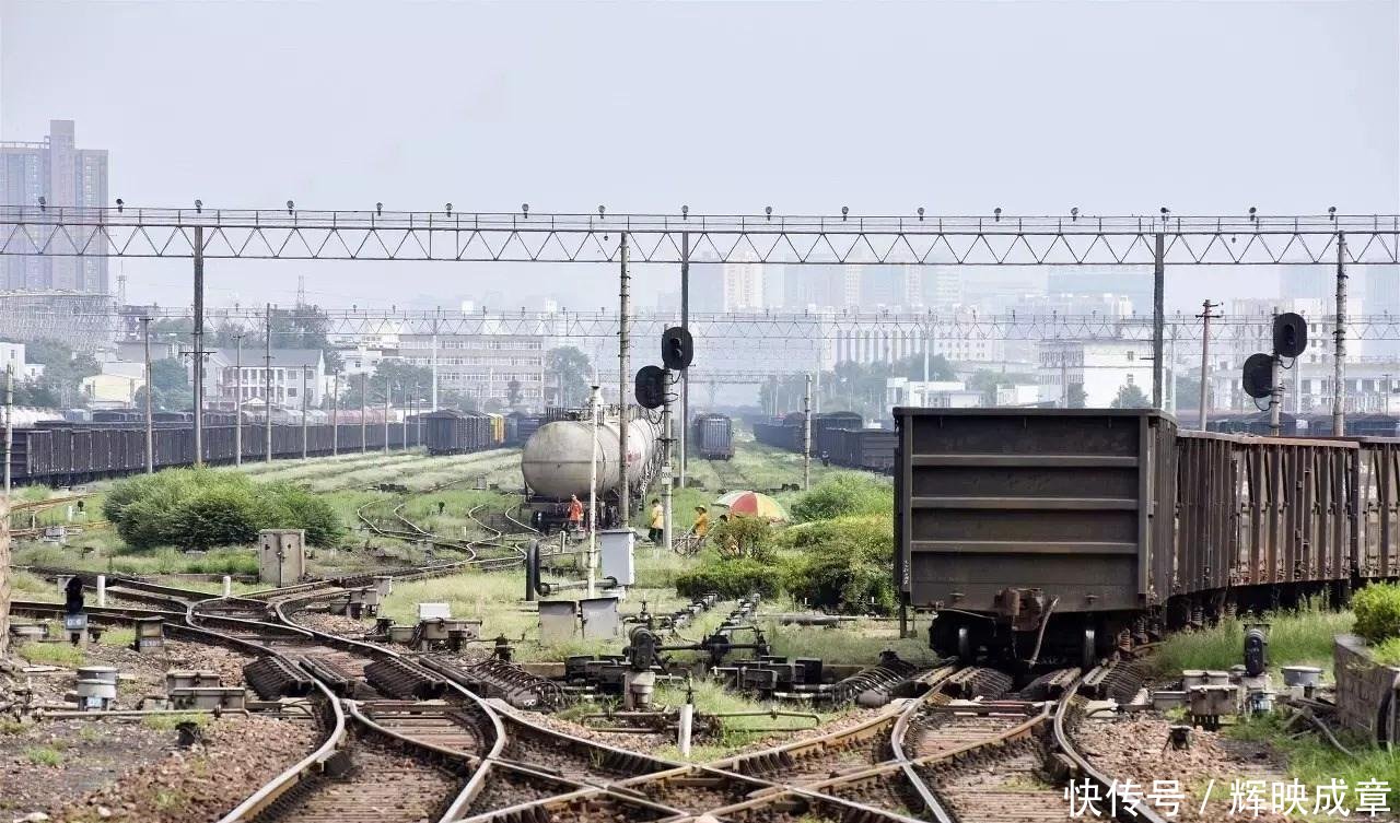实拍亚洲最大的铁路编组站，一百多条轨道，走错一条就是灾难
