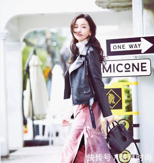 “明玉”现身机场，袖子都比短裤长了，还穿上了“儿童鞋”