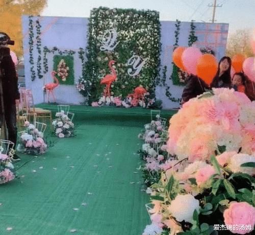婚纱|“最洋气新娘”出现了!穿“无痕暗纹婚纱”魅力无限,网友都移不开眼睛