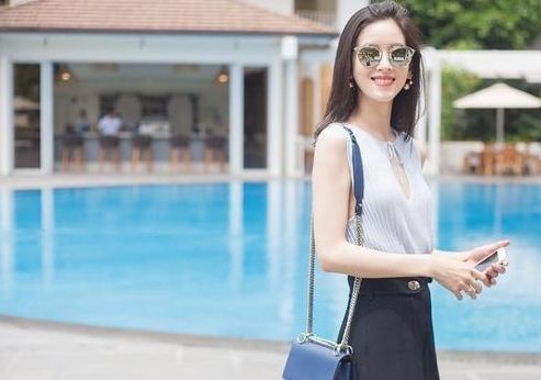 章泽天真厉害，烂大街的白衬衫居然穿出高级感，刘强东眼光真好