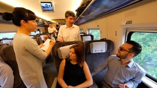 一大波外国友人登上高铁后，反应是……