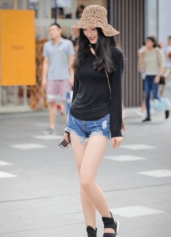 路人街拍：超短牛仔裤，不再吝啬你的美