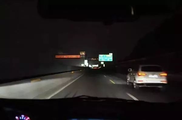 夜晚跑高速，这件事你一定要知道！