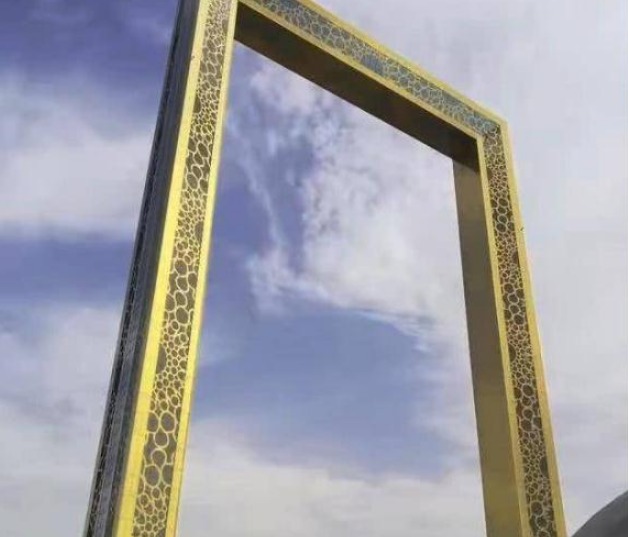 迪拜又逆天了，做个“金相框”：花3亿，网友：很有土豪范儿