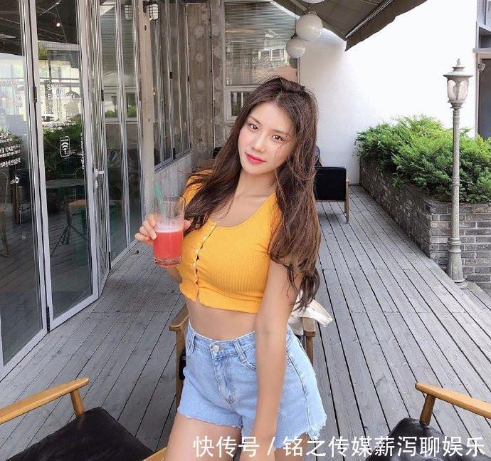  「美女」街拍美女：时髦靓丽的牛仔裙，身材曼妙，尽显小姐姐柔美气息！