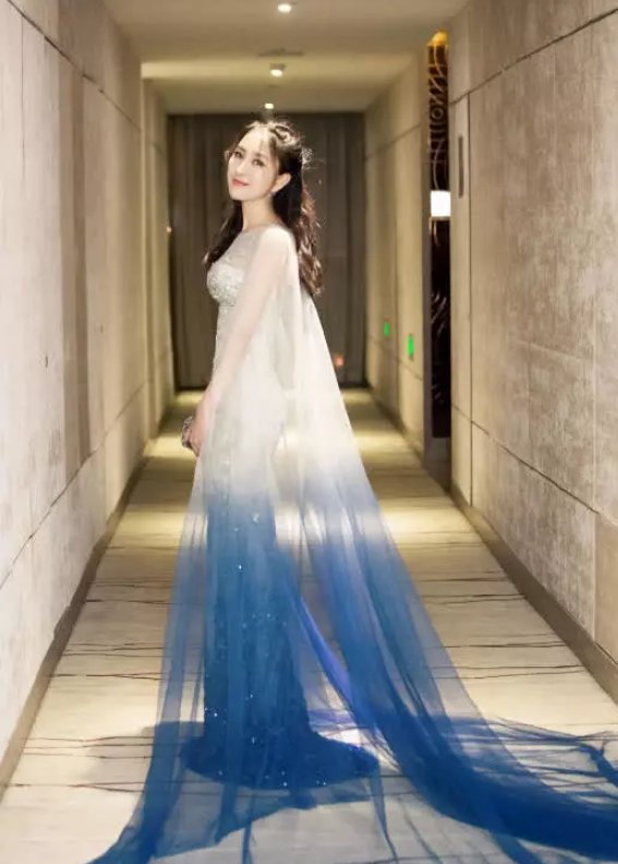 马苏出席活动，裙子快被“蜜桃臀”崩坏，网友直呼:没得犯规