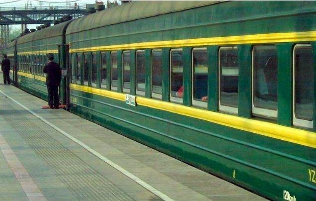 京通铁路1977年建成，贯穿华北、东北地区，为数不多的绿皮火车线