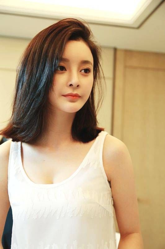 王瑞子夏日清新图曝光 白裙优雅恬静仙气十足