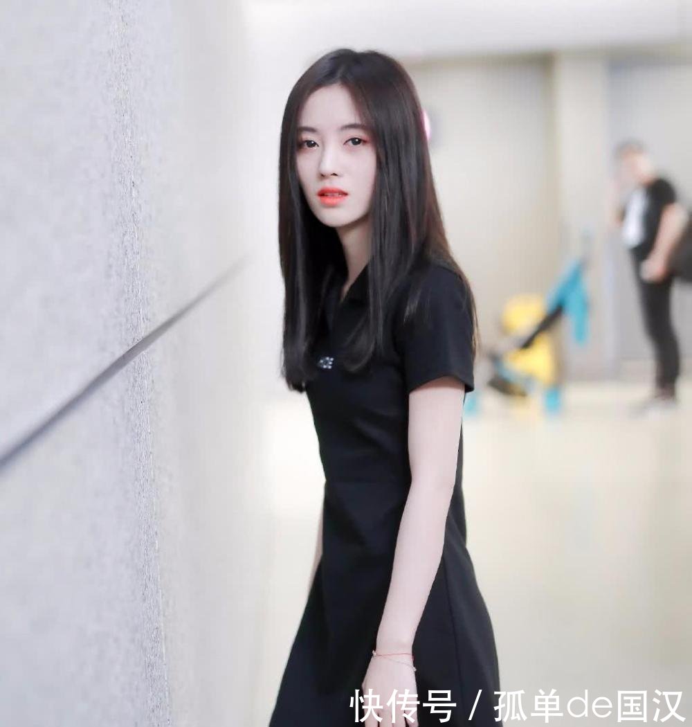 鞠婧祎牛仔裤这么短还“剪”破洞, 看到双腿网友 还不如不修图