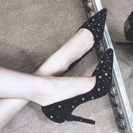 尖头设计优雅时尚，性感高跟沸腾拉长腿部线条