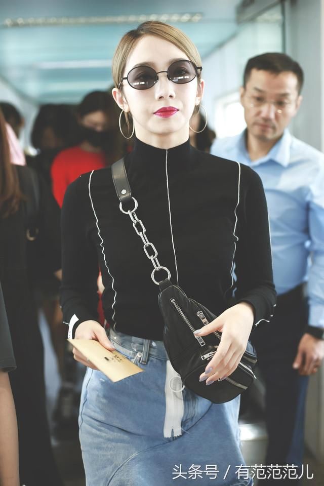 孟美岐真敢穿,1万块的高跟鞋居然套个塑料袋子,网友:这叫时尚