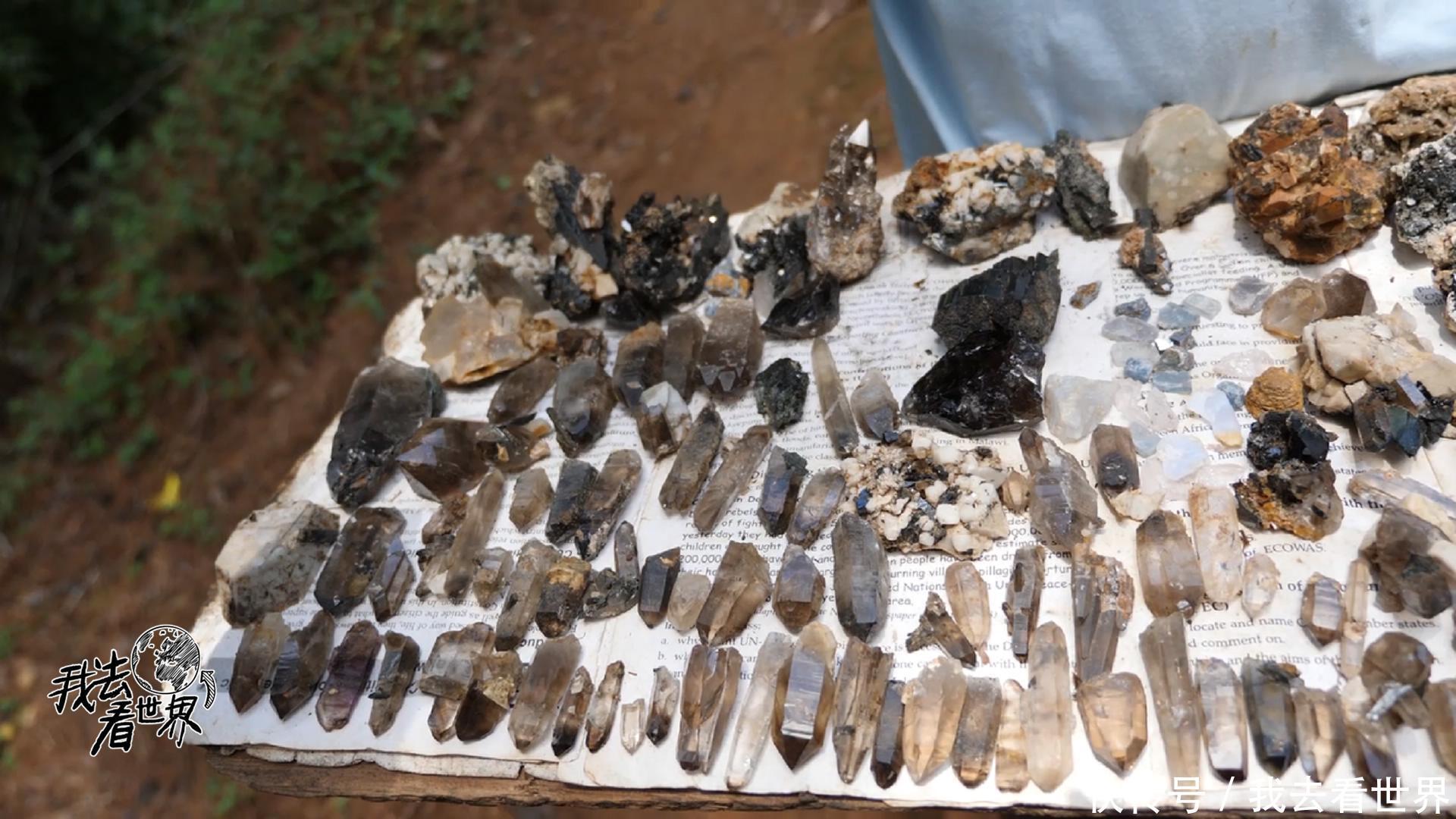 在非洲松巴山徒步，遇到非洲人卖水晶，这么大一块只要20元