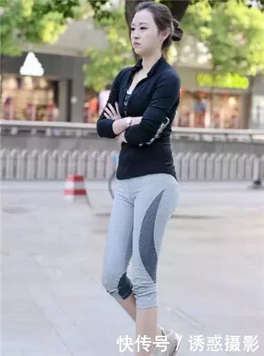 冷酷小姐姐街头散步，丰满美丽的曲线永远比不上圆滑的臀部