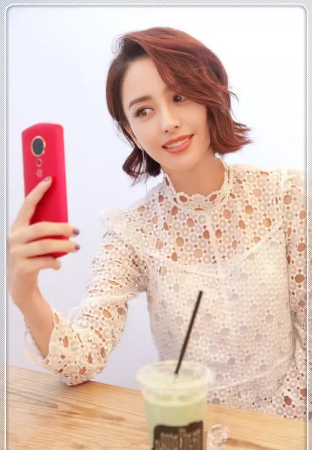 佟丽娅把短发拉直后，年轻了不止10岁，网友:巴掌小脸好迷人!