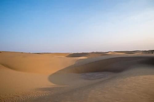 为什么在沙漠中迷路时，走直线不但出不去，还可能误导你呢？