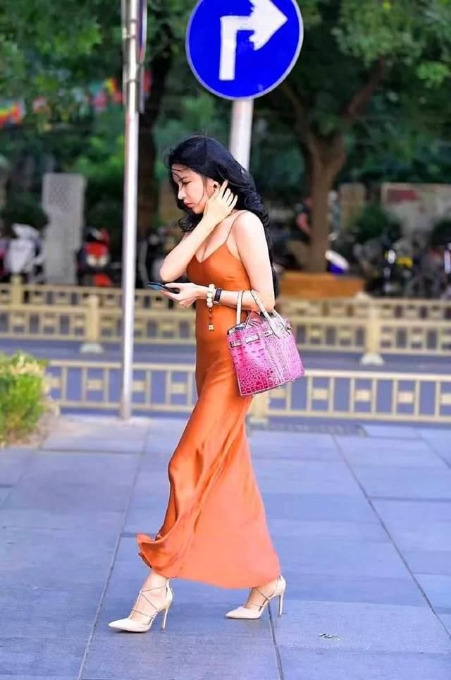  搭配一双@高跟鞋时尚又魅力，穿搭出街彰显出女性的独特韵味