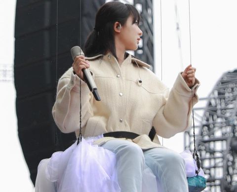 杨紫高空荡秋千演唱