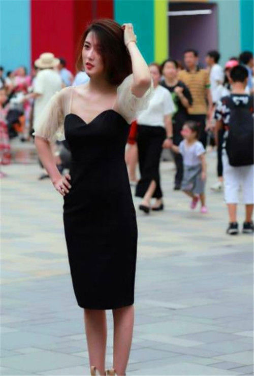 小美女|街拍:气质迷人的小美女,穿搭时髦,拎着包包十分时尚