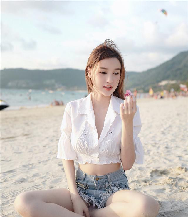 街拍：图五穿吊带小背心，展示“傲人曲线”，真的是很美！