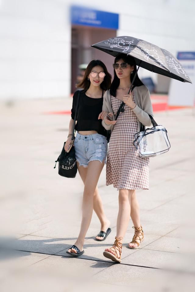 路人街拍，长的好看的女孩，整体的穿衣搭配总是很出色