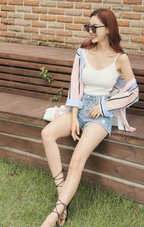 优美又简约的牛仔短裤穿搭，在火热夏季展现出女人清爽美丽的一面