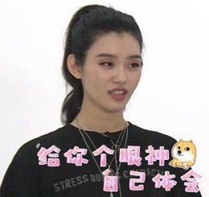 奚梦瑶直接穿了件胸衣出门，看得人想报警!