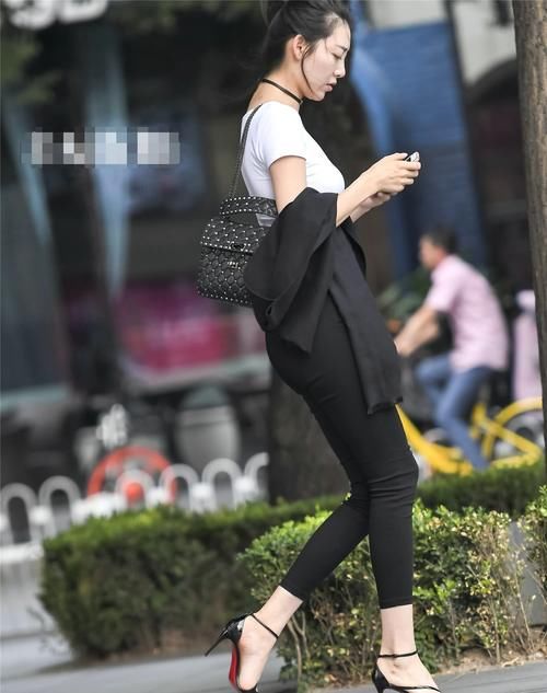 颜值爆表的紧身裤美女，凸显活力四射的光芒，非常的惹眼！