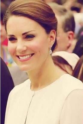 同样盘起头发,两位王妃都很优雅,可惜梅根却在这一细节输给凯特