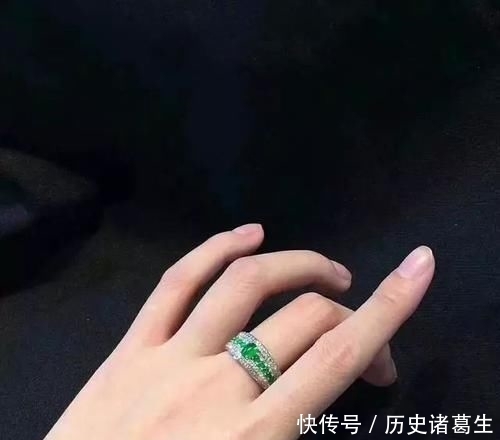 『气质』30上下的女人想要有气质,戴什么翡翠好?一定要选它!