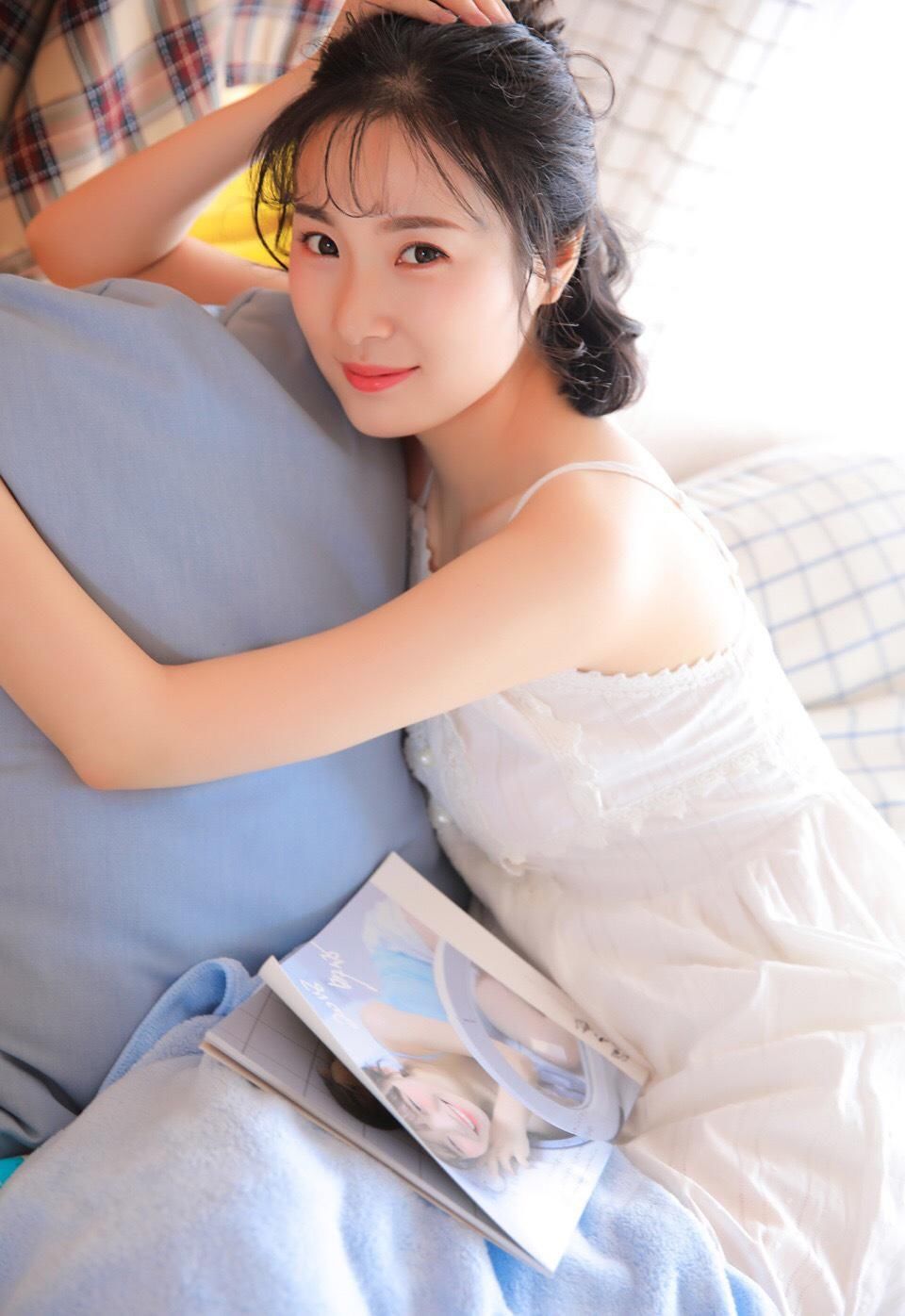 吊带美女尤物小露香肩诱惑美女图片