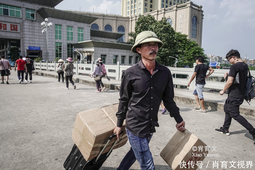 中越交界的东兴口岸，越南妇女把中国货品拆散运出，像蚂蚁搬家