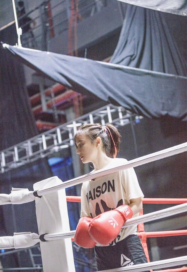 青春谁还没有点苦难，学袁姗姗笑对人生，你也可以如此美