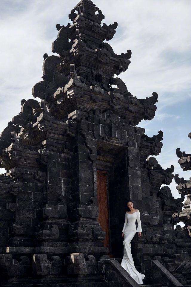 张馨予性感，秦岚优雅，同穿白色紧身连衣裙，侧面臀部差距太尴尬