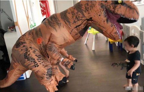  『孩子们』吴京赤脚扮恐龙逗俩儿子开心，棒棒糖缩着脖子吓一跳，老父亲带娃太难了