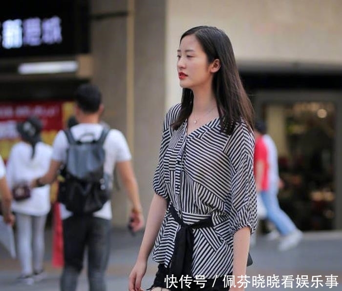  『小姐姐』街拍：优雅的白色V领雪纺衫，小姐姐穿出仙气十足的女神范