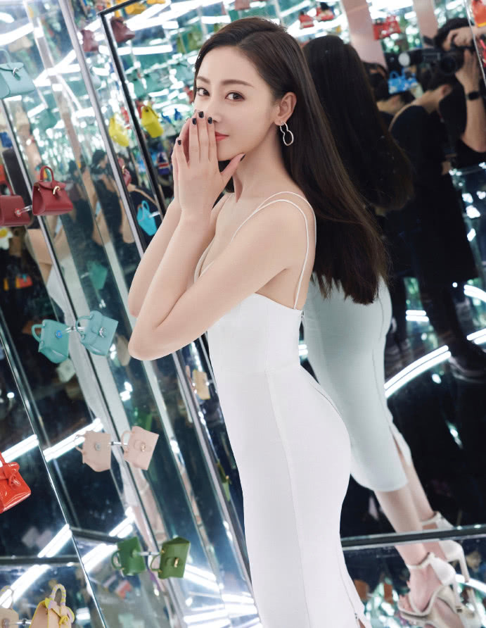 张天爱裙子好薄，女人味十足，蜜桃臀更让人移不开眼