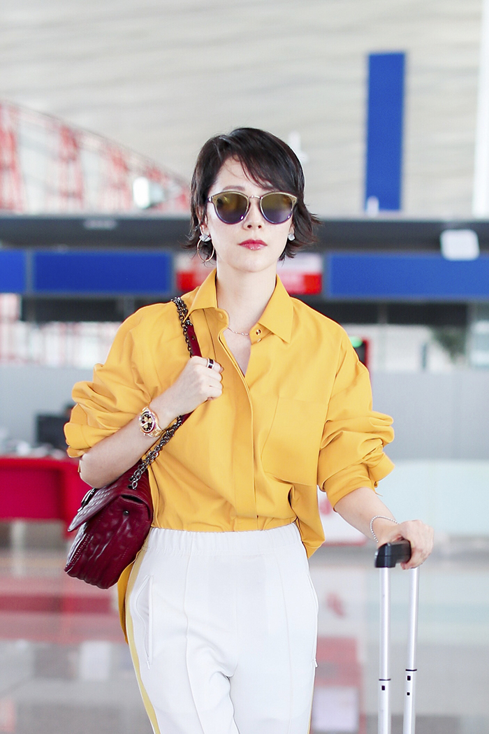 海清明丽造型现身 演绎初秋机场in时尚