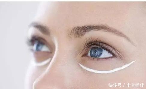 『眼霜』女人不管多大年纪,涂眼霜时少犯这3个错误!不然浪费钱还没效果