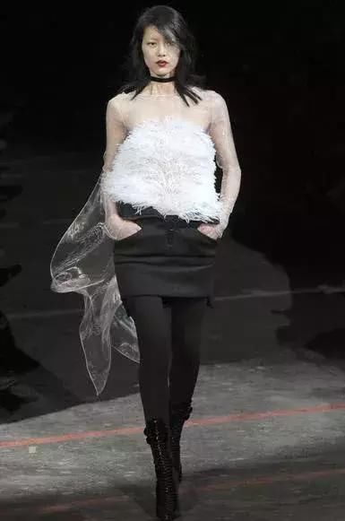 “中国第一超模”刘雯厉害了，上衣只用羽毛装饰，造型无人敢模仿