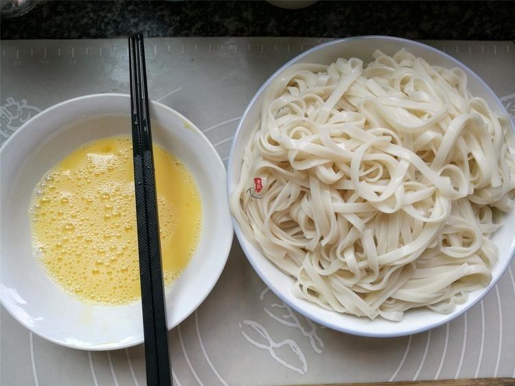  孩子：午餐这样做主食和菜都有了，大人喜欢孩子也爱，还解决了剩余食材