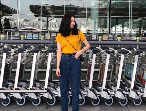 随性淡然的牛仔裤美女，增添女性魅力，忍不住多看一眼