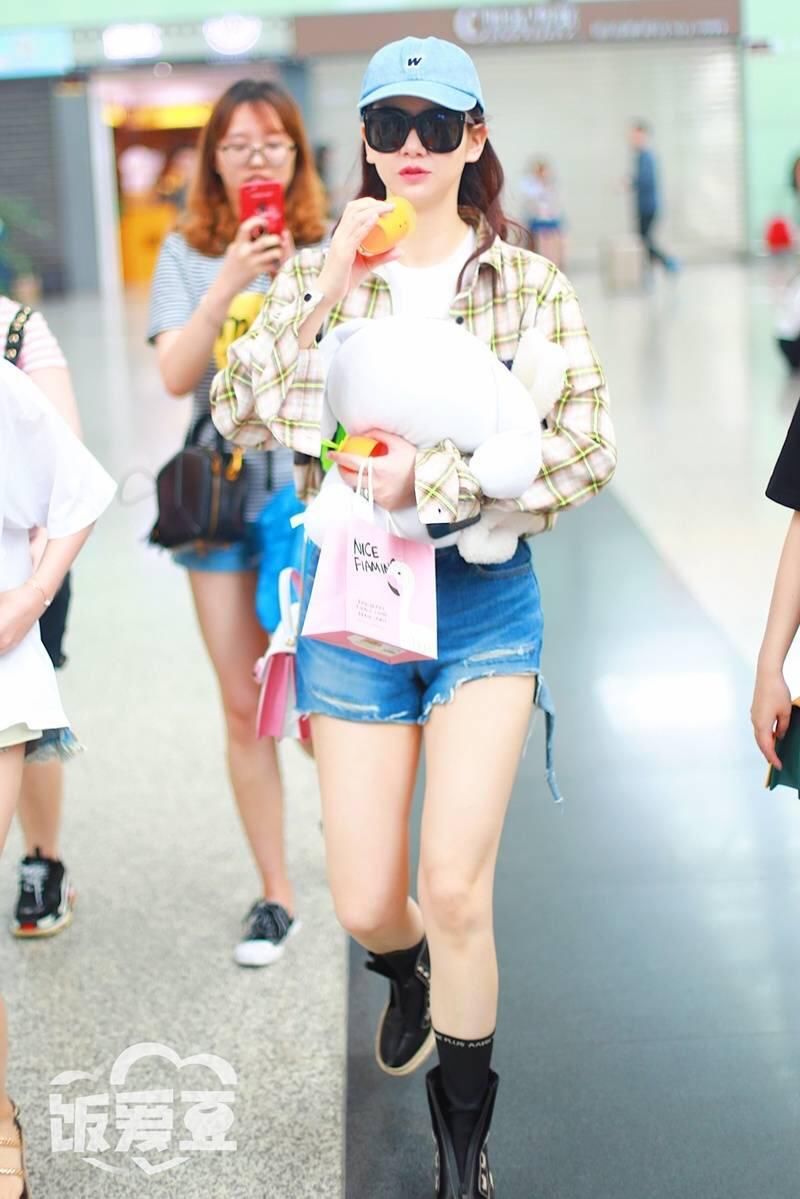 王子文为赶时髦竟然穿了一夏天的皮靴，戚薇穿了一次就热到想脱鞋