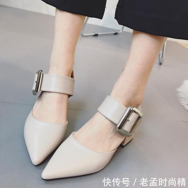  『尖头细跟浅口裸色单』一双单鞋也能穿出这么多风格？百变女王就是你了