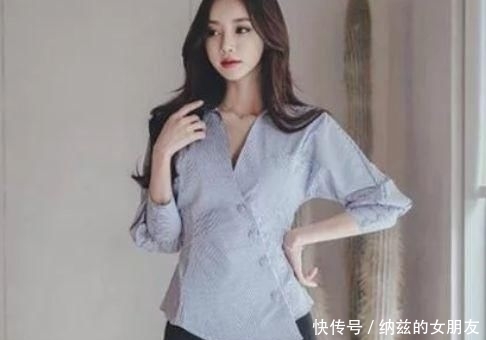  『秀丽』穿着紧身打底裤，大秀丽两腿，呈现自身的魔鬼身材