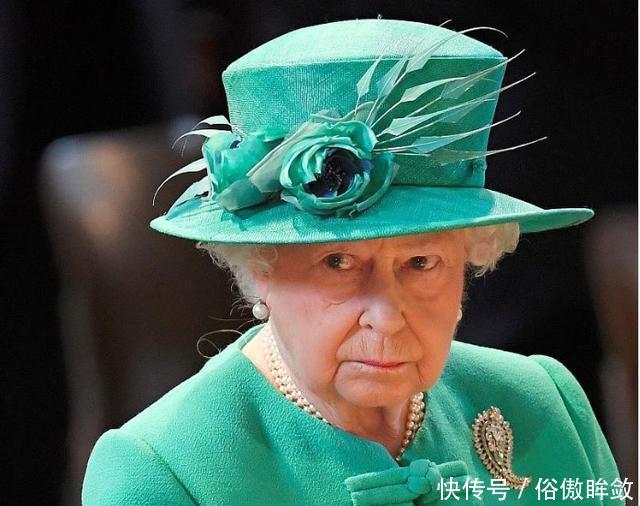 #女王#94岁女王一身绿裙春意盎然,撞色孙媳妇凯特王妃,丝毫不输时髦感