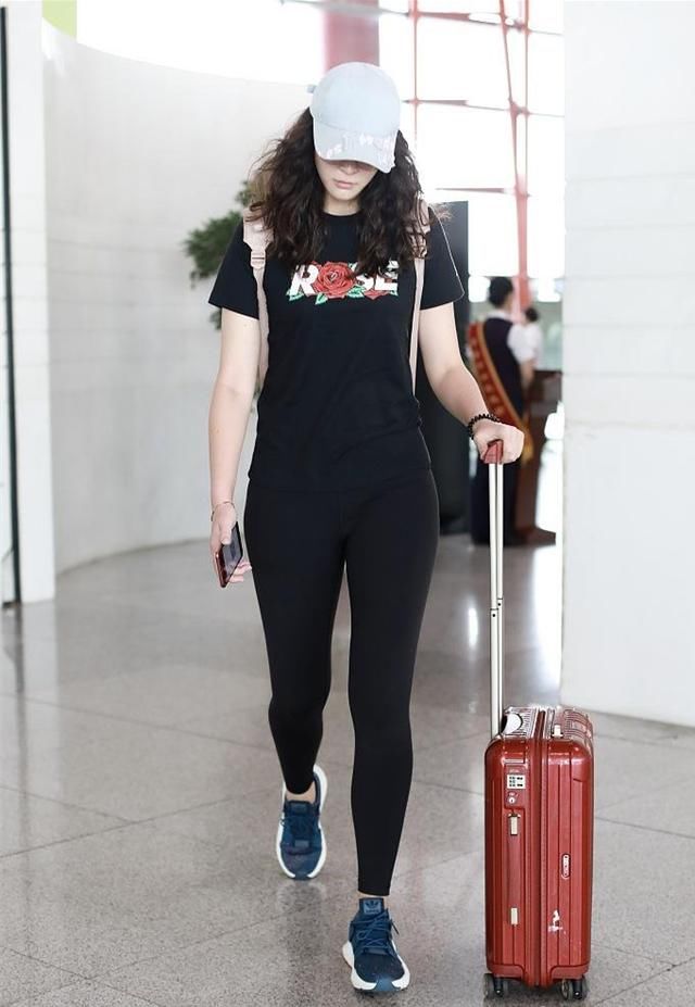 192的惠若琪,硬是把打底裤穿成了紧身裤,网友:一般人就算了吧