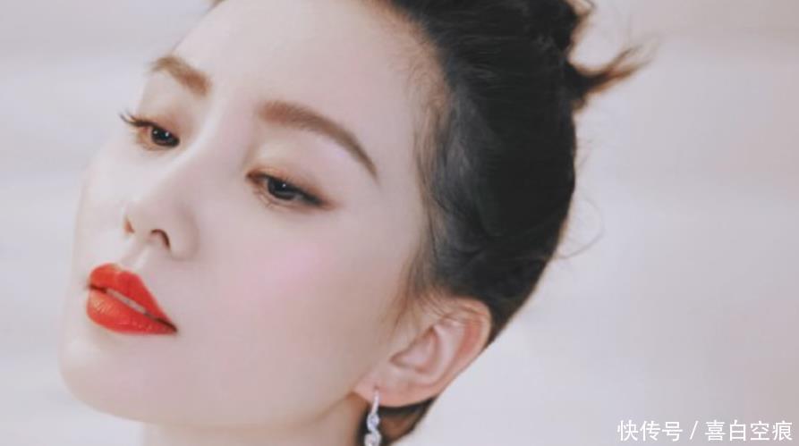 『气质』刘诗诗一点不显老,扎丸子头配一条白色连衣裙,彰显出了优雅气质