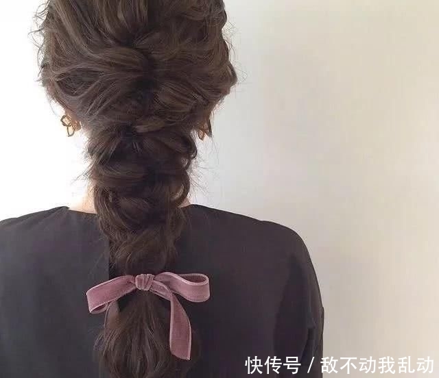 【半丸子头】一根皮筋就能搞定的7款发型,前三款超简单,手残党也能轻松学会